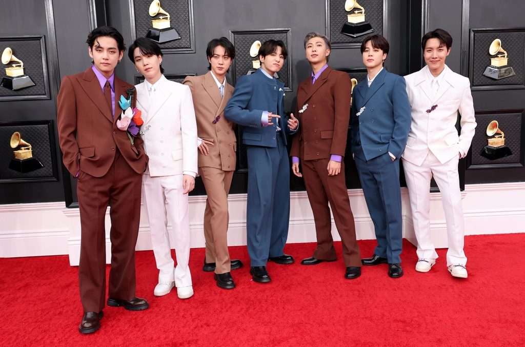 Lajm i keq për fansat e BTS! Anëtari i grupit thirret për ushtar në Korenë e Jugut