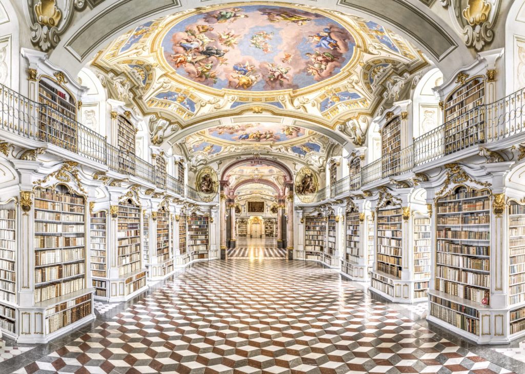 Pesë bibliotekat më të mëdha në botë që duken sikur kanë dalë nga përrallat më të bukura!