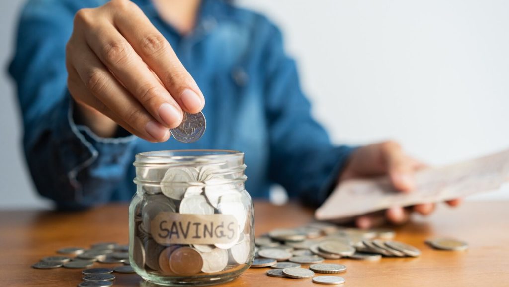 Mënyra për të kursyer, që paratë mos t’ju mbarojnë deri në fund të muajit
