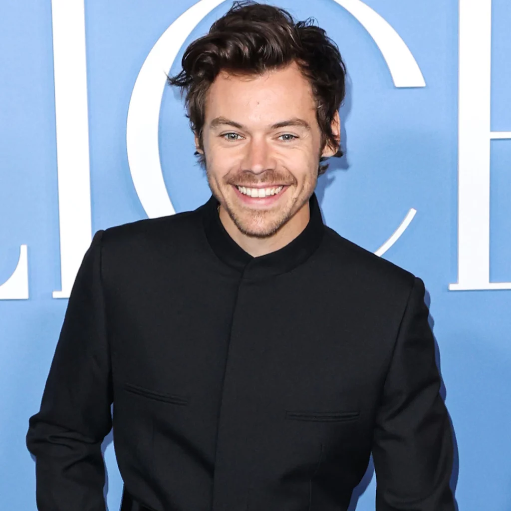 Disa orë pas puthjes me Emily Ratajkowski, Harry Styles filmohet në rrugët e Tokyo-s me një vajzë