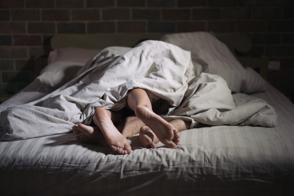 Brezi i të rinjve me preferenca seksuale ekstreme; Nga agresiviteti tek duart në fyt në shtrat- Sa ndikon pornografia?