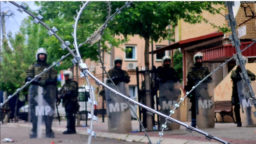 Vijon protesta në veri të Kosovës/ KFOR shton masat, vendos rrethim me tela me gjemba!