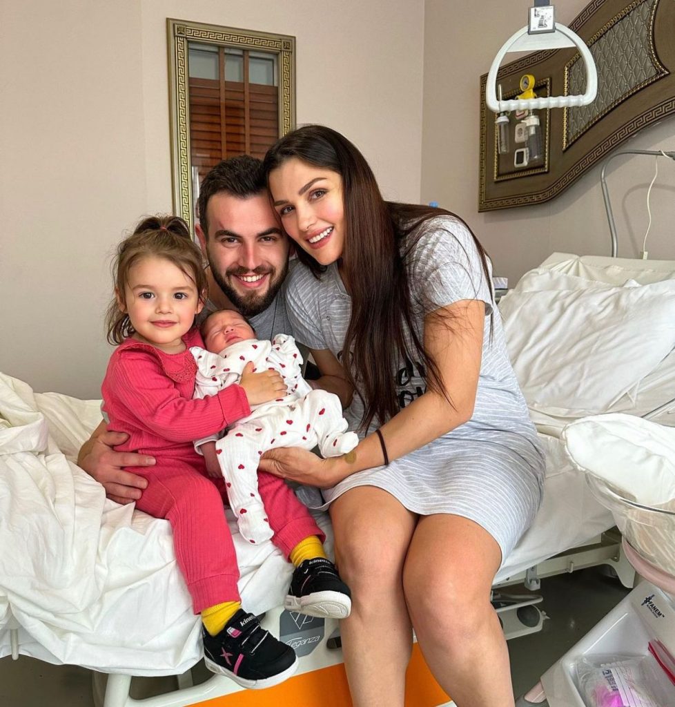  “Mjaft më me shprehjen lërini të qajë”, Eliona Pitarka i bën thirrje nënave të reja