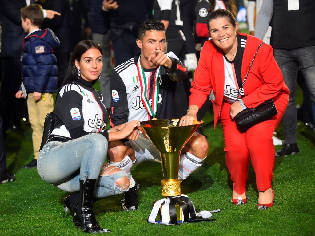 Po përpiqet të ndajë nusen nga djali? Flet nëna e Cristiano Ronaldo-s