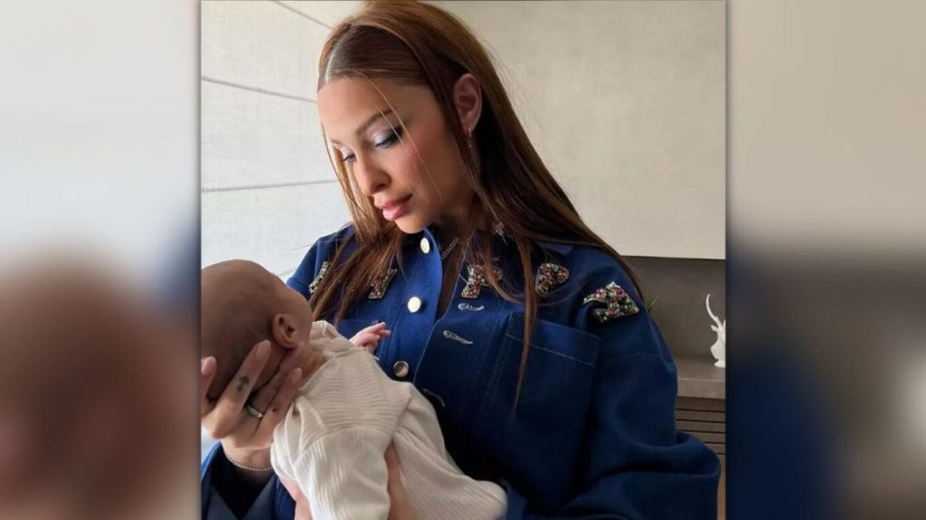 Nënë për herë të parë, Eleni Foureira publikon foto me djalin e saj