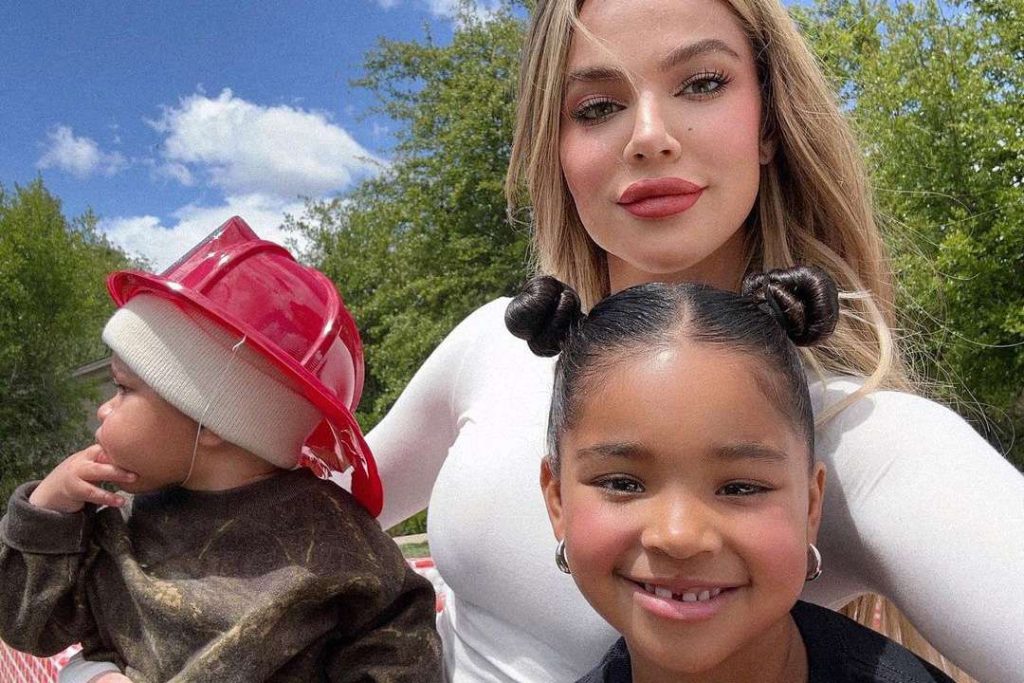 E solli në jetë një nënë surrogate, Khloe Kardashian: “S’jam aq e lidhur me djalin, sa me vjazën”