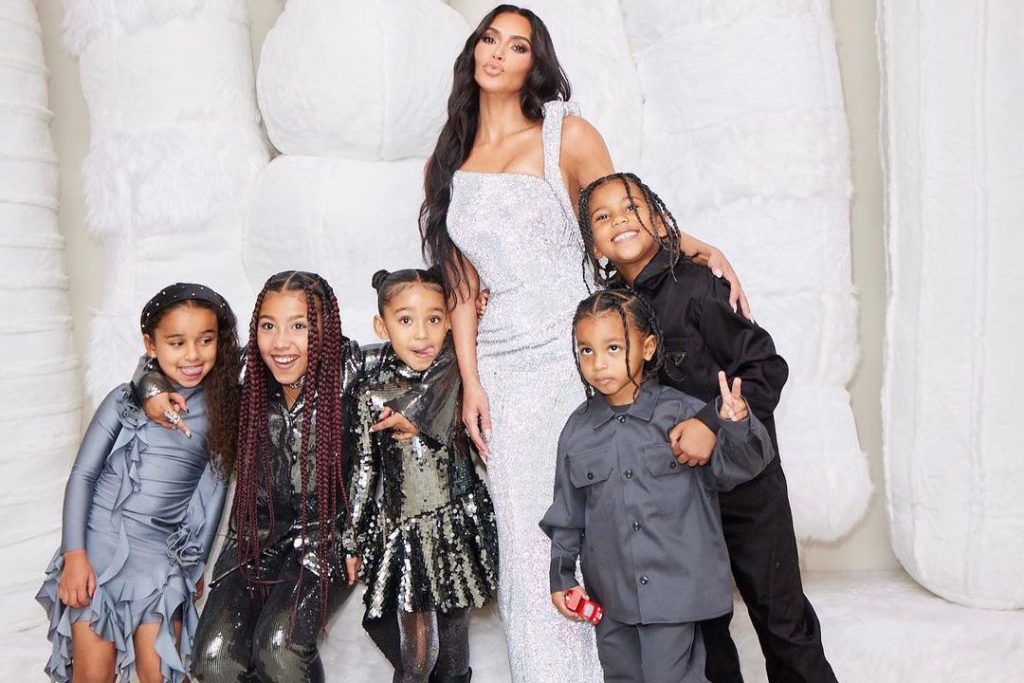 Kim Kardashian zbulon dhuratat që i jep fëmijëve çdo vit për ditëlindje