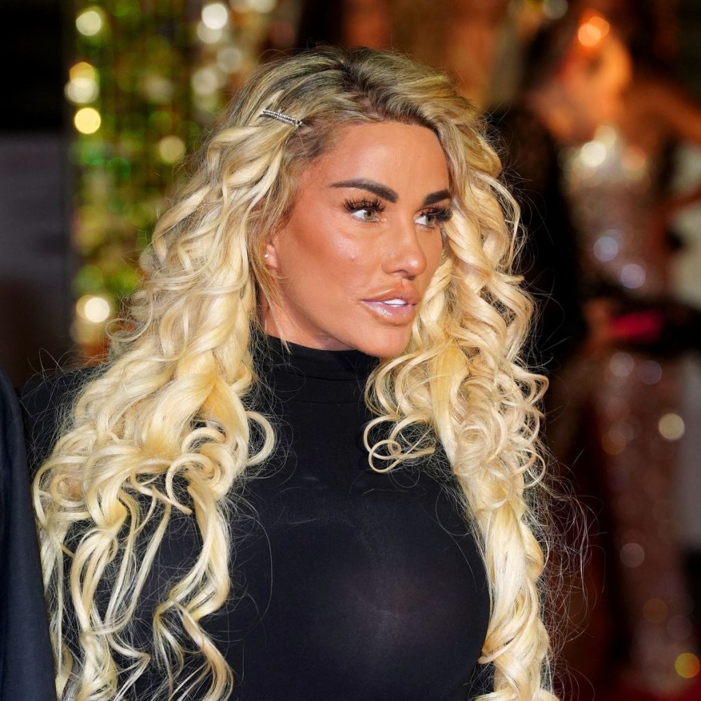 Katie Price, “mbretëresha” e dekoltesë plastike tregon rezultatet e operacionit të 16-të