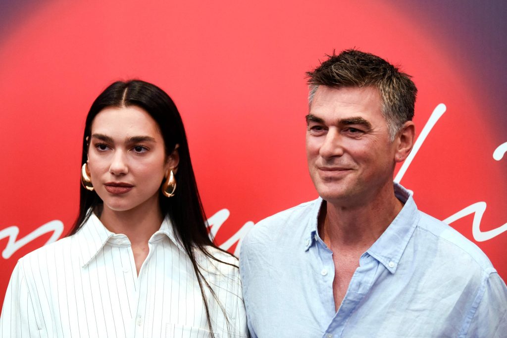 Me artikullin e vjetër në shqip, Dua Lipa i uron “Ditën e Baballarëve” shokut të saj më të mirë!