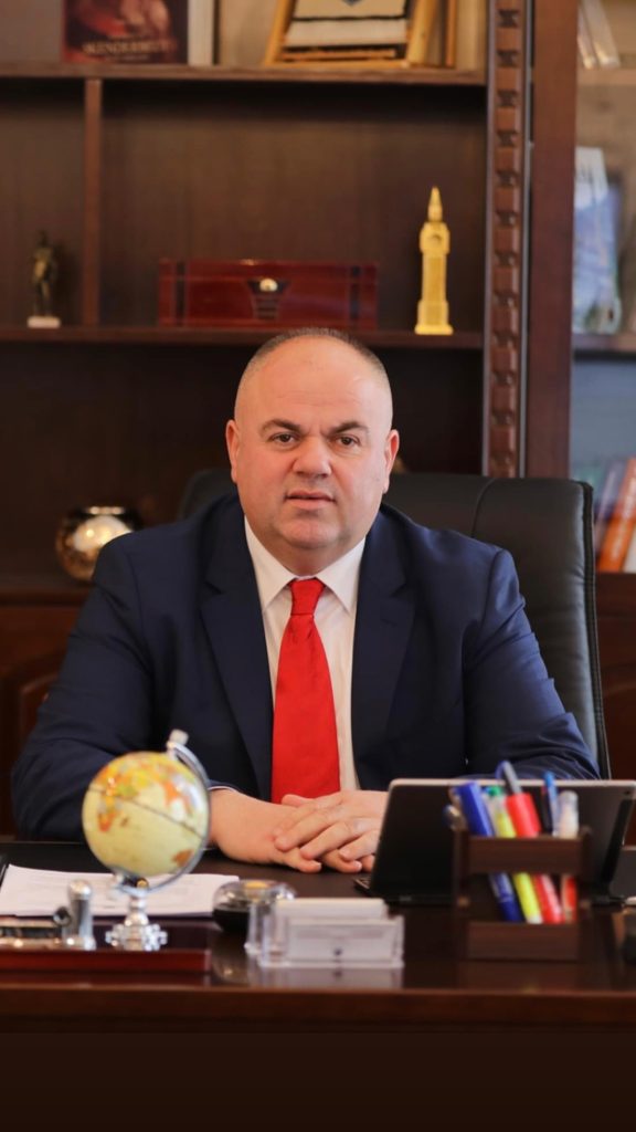 Video skandali, kush është vajza që shfaqet me Safet Gjicin në zyrën e tij?