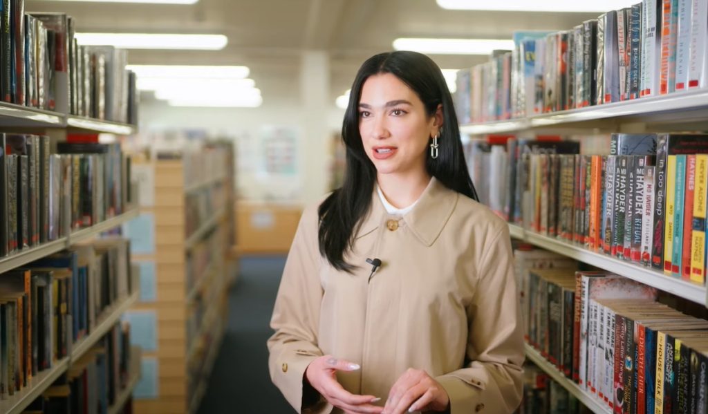 Dua Lipa viziton gratë në një burg në Angli