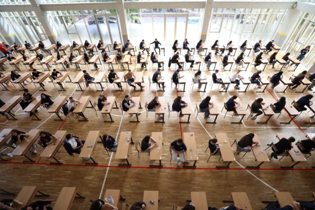 Matura/ 30 mijë maturantë i nënshtrohen sot provimit të Gjuhës dhe Letërsisë Shqipe