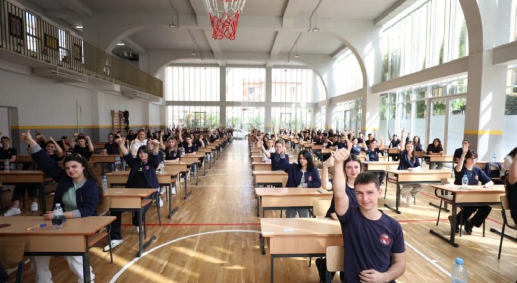 Matura shtetërore/ Sot 30 mijë maturantë zhvillojnë provimin e fundit
