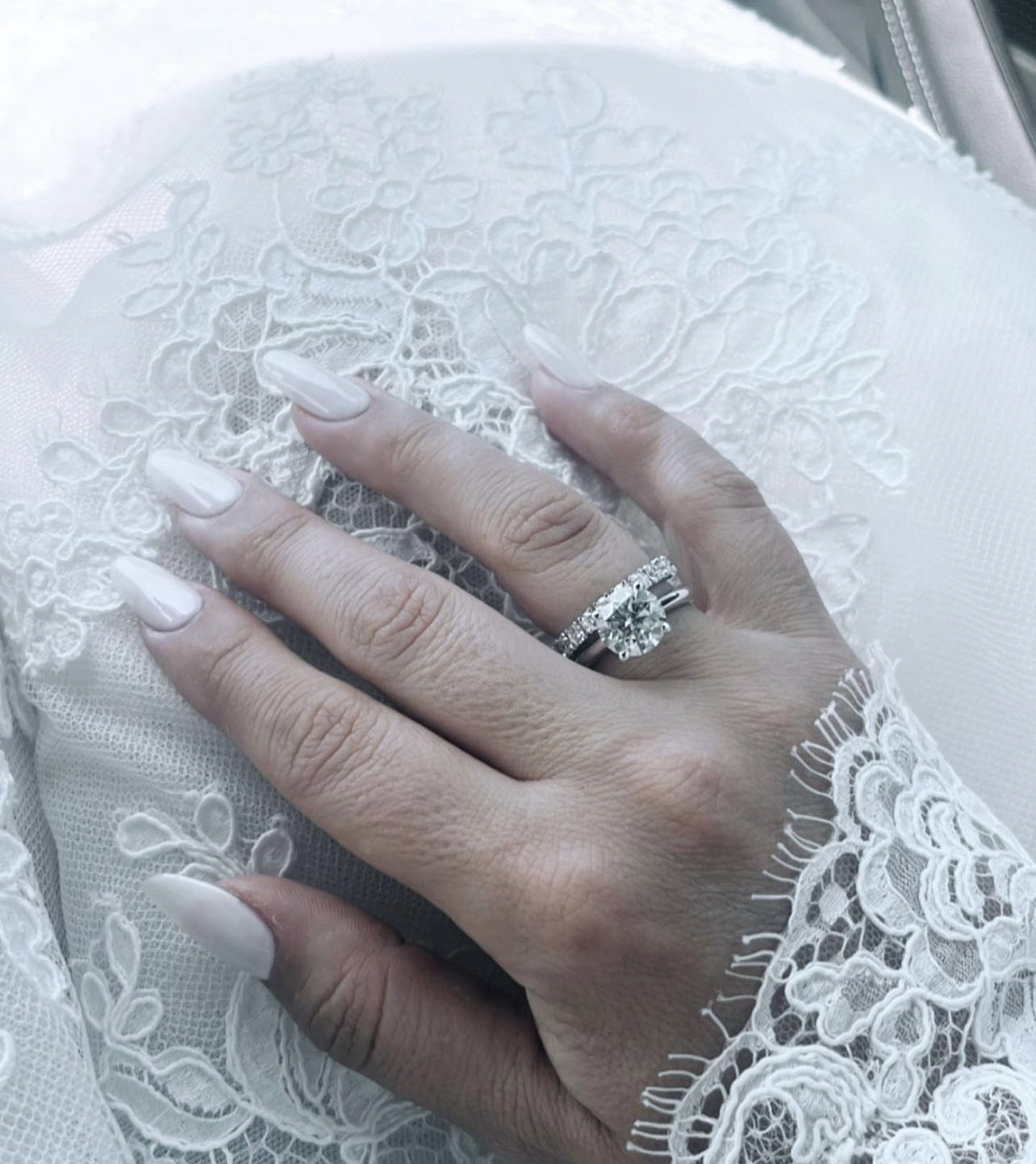 Nuk e mbajti të fshehur, Arbana Osmani zbulon unazën e martesës –  Indeksonline.net