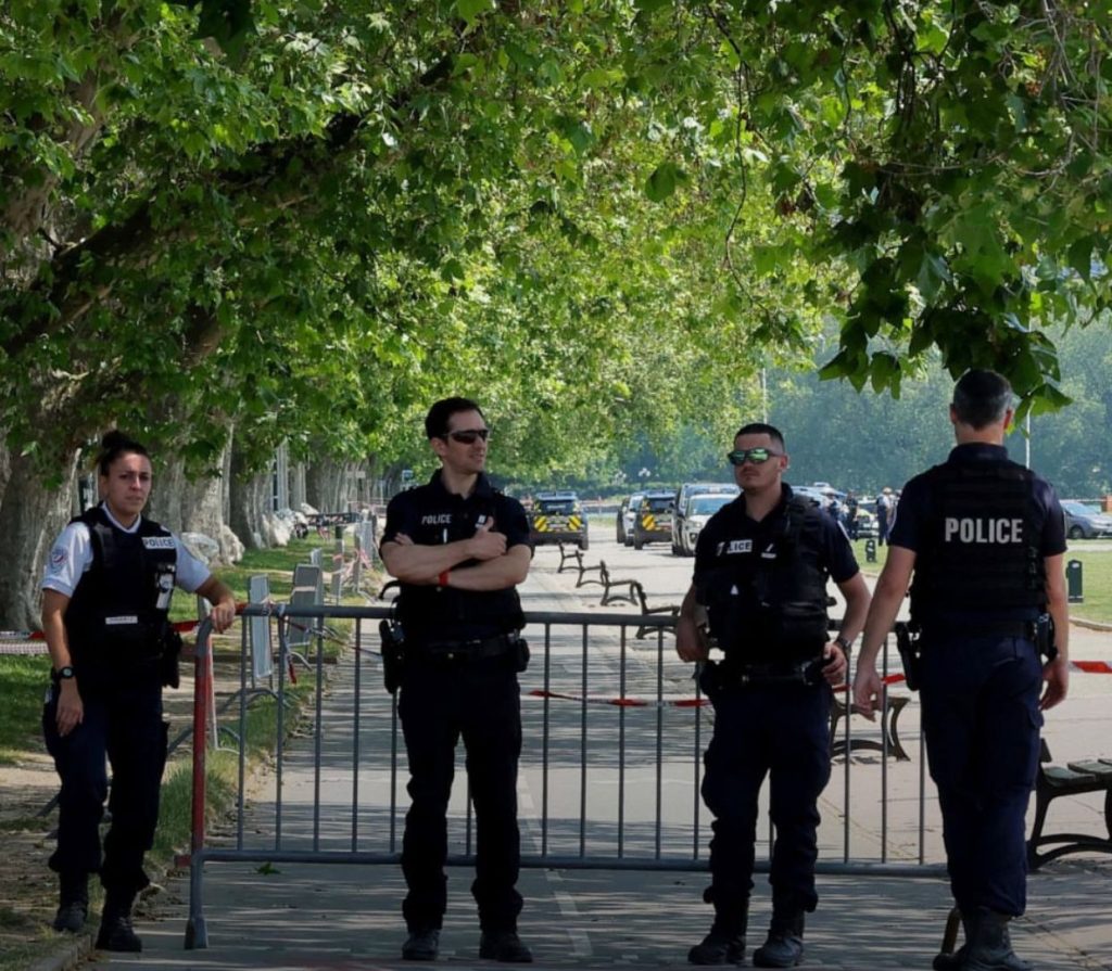 TERROR në Francë/ Siriani plagos me thikë 7 persona në një park në Annecy, 6 prej tyre fëmijë