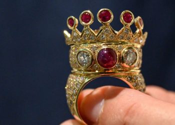 Gjejeni pak cili reper bleu unazën e famshme të Tupac në ankand?