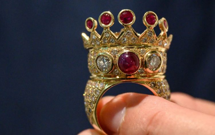 Gjejeni pak cili reper bleu unazën e famshme të Tupac në ankand?