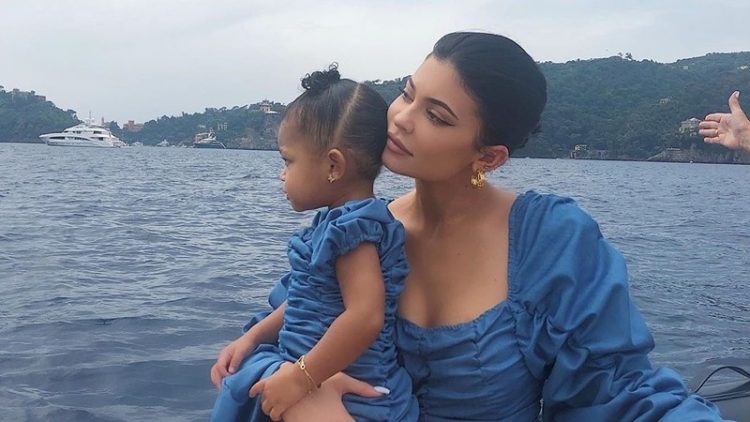 Vajza e Kylie Jenner mund të jetë drejt rrugës për të fituar një Grammy!