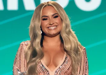 Këngëtarja e njohur humb shikimin dhe dëgjimin prej mbidozës nga droga