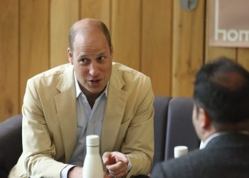 Princi William në rolin e një… kamarieri! Shikoni momentin kur shërben