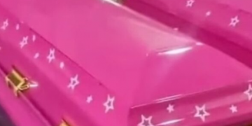 ‘Barbie’ tejkalon pritshmëritë, shtëpitë funerale ofrojnë arkivole rozë!