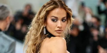 Zgjedhja e fustanit të nusërisë nga Rita Ora i ngjan një “shakaje”