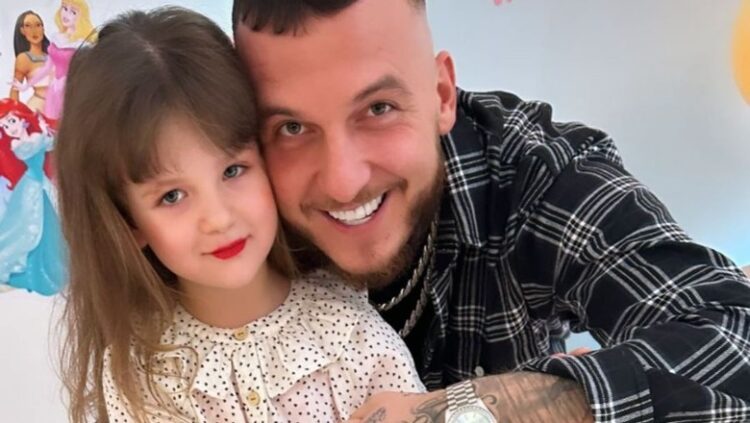 Më krenar se kurrë! Mozzik dërgon Hanën në ditën e parë të shkollës