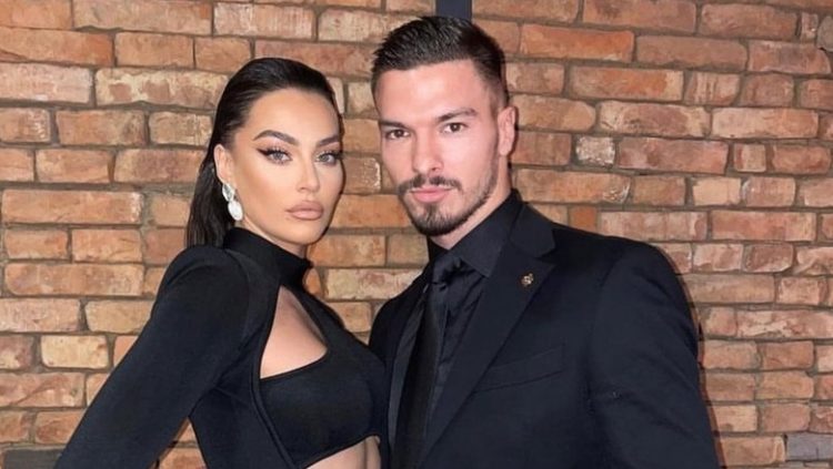 Njerëzit janë të bindur se Andi po i dërgon Gresës mesazhe të koduara!