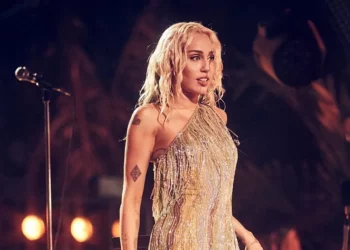 Miley Cyrus u përlot gjatë regjistrimit të këngës së saj të fundit