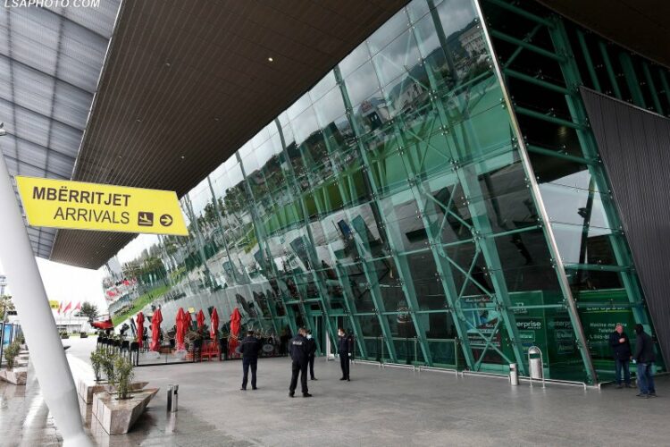 Nga sot, duhet të paraqiteni 3 orë më herët në Aeroportin e Rinasit!