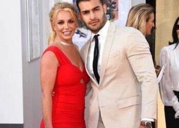 Britney Spears nis flirt të ri, por fansat e saj janë sërish të shqetësuar