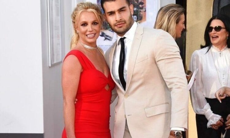 Britney Spears nis flirt të ri, por fansat e saj janë sërish të shqetësuar