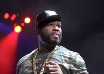 50 Cent hedh mikrofonin në audiencë, plagoset një grua