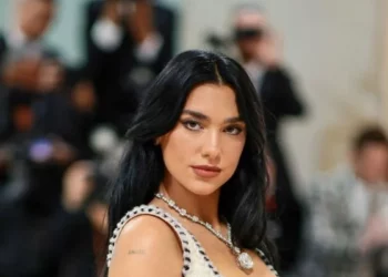 Publikoi video teksa po gatuante karkaleca, Dua akuzohet për ‘mashtrim’