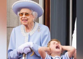 Sa e bukur!Kjo foto e Princit Louis me Mbretëreshën është nominuar për çmim