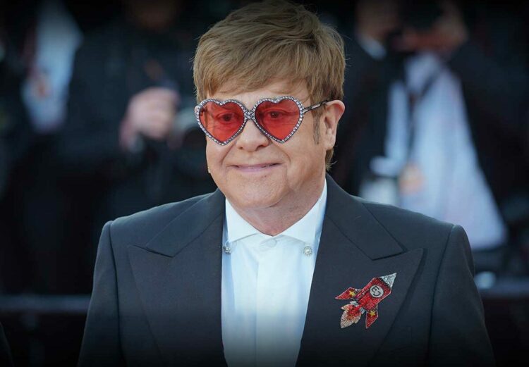 Pëson aksident brenda vilës, Elton John shtrohet në spital