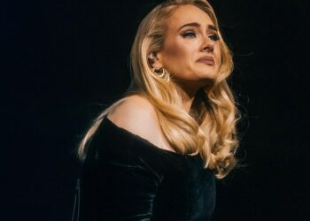 Çfarë ndodhi? Adele rrëzohet gjatë koncertit të saj në Las Vegas