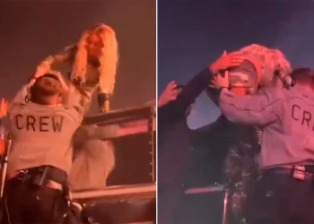 Po e ndihmonte të zbriste shkallët, roja prek të pasmet e Beyonce!