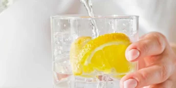 Pse duhet të pini ujë të ngrohtë me limon çdo mëngjes?