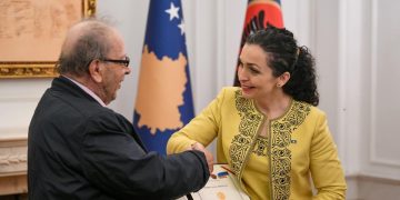 Shkrimtari Ismail Kadare merr nënshtetësinë e Kosovës