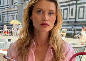 Produktet e bukurisë që i kanë gjithmonë në çantë gratë franceze