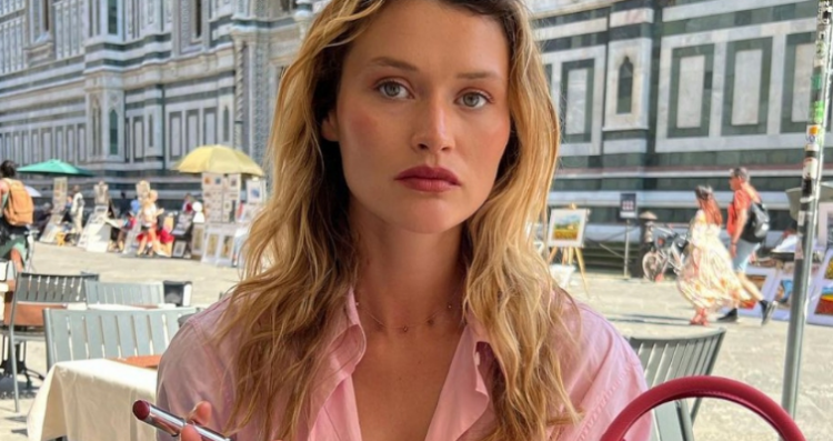 Produktet e bukurisë që i kanë gjithmonë në çantë gratë franceze