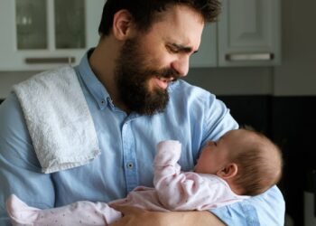 Edhe baballarët vuajnë nga depresioni pas lindjes, ja shenjat që shfaqin
