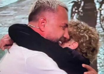 Mori nënën në koncert, Luizi ka dy fjalë për çunat e pranishëm: Mos ma…