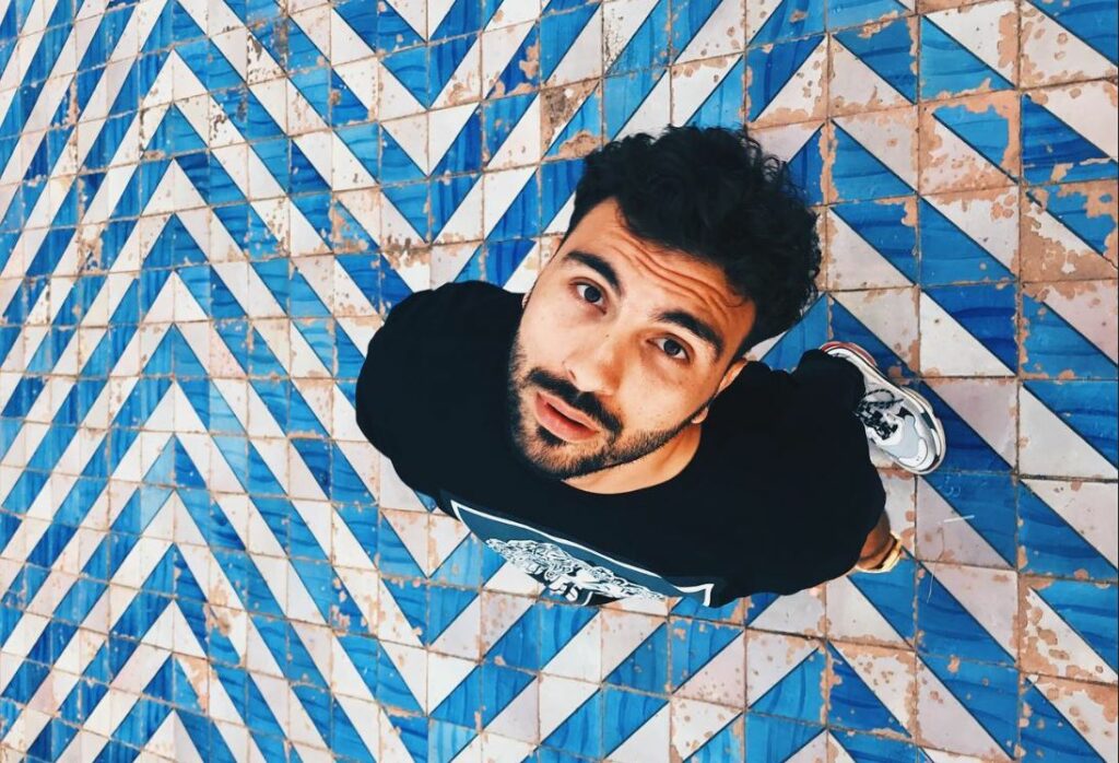 Fansja gdhend në trup “Vulën” e Ledrit dhe kuptimi është tepër domethënës!