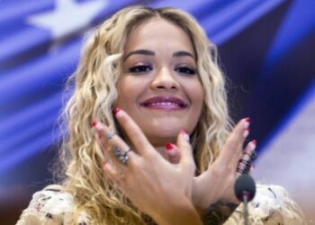 Performoi në skenë me flamurin serb, sqarohet për publikun Rita Ora