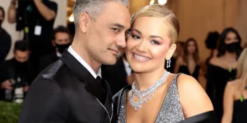 Rita Ora sërish pre e kritikave, ngatërron origjinën e bashkëshortit