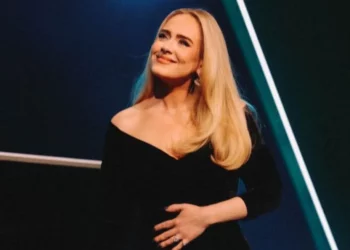 Adele emocionohet kur zbulon gjininë e foshnjes së fanses së saj