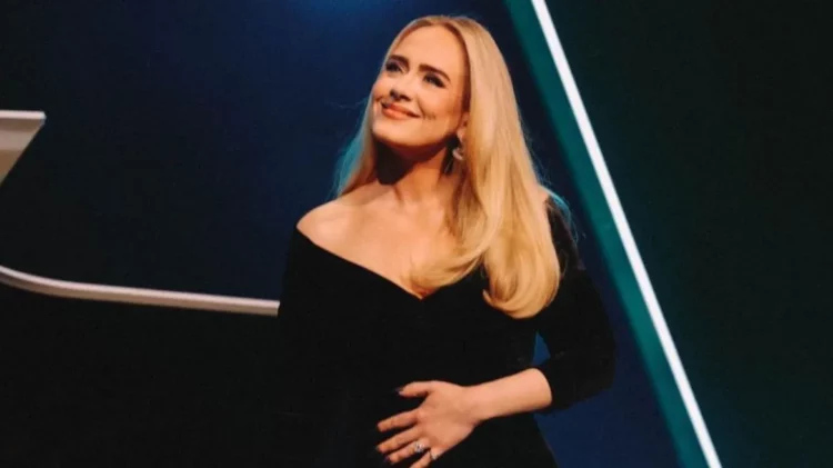 Adele emocionohet kur zbulon gjininë e foshnjes së fanses së saj