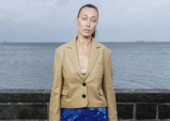 Në moshën 38-vjeçare, motra e katërt Hadid shfaqet në pasarelë